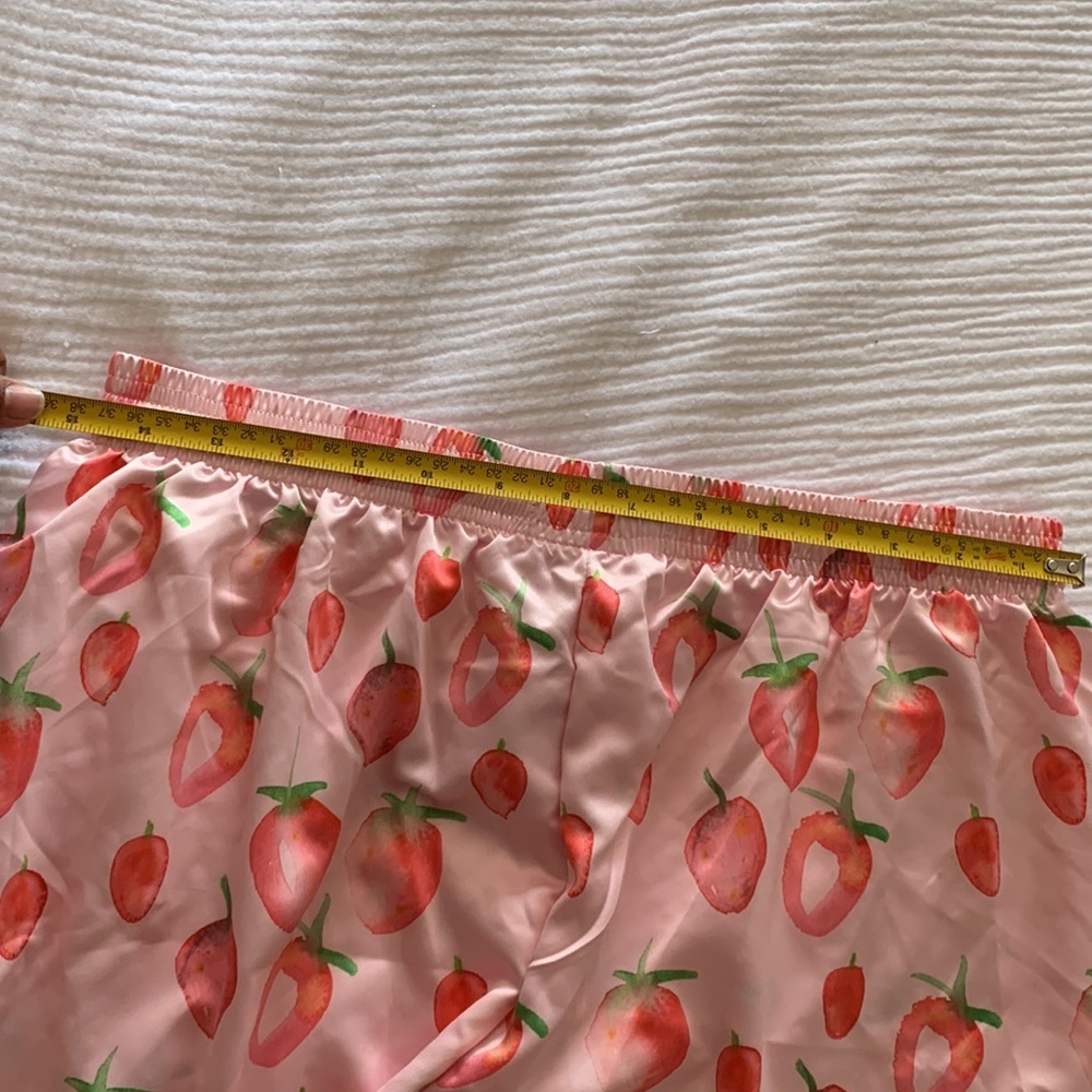 X Dessie Jackson Painted Strawberries Bowling Shirt - Picture 9 of 12